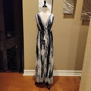 VENUS Black and White Patterned Maxi Dress
